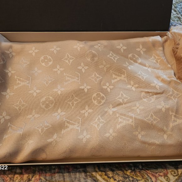 New Louis Vuitton Shawl - Picture 2 of 3